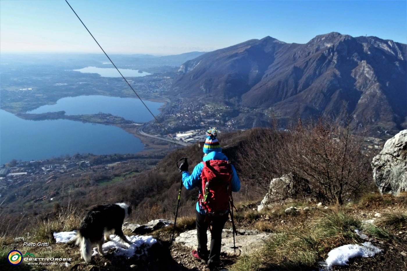 62 Scendiamo dal sent. 302 con vista sui laghi briantei.JPG